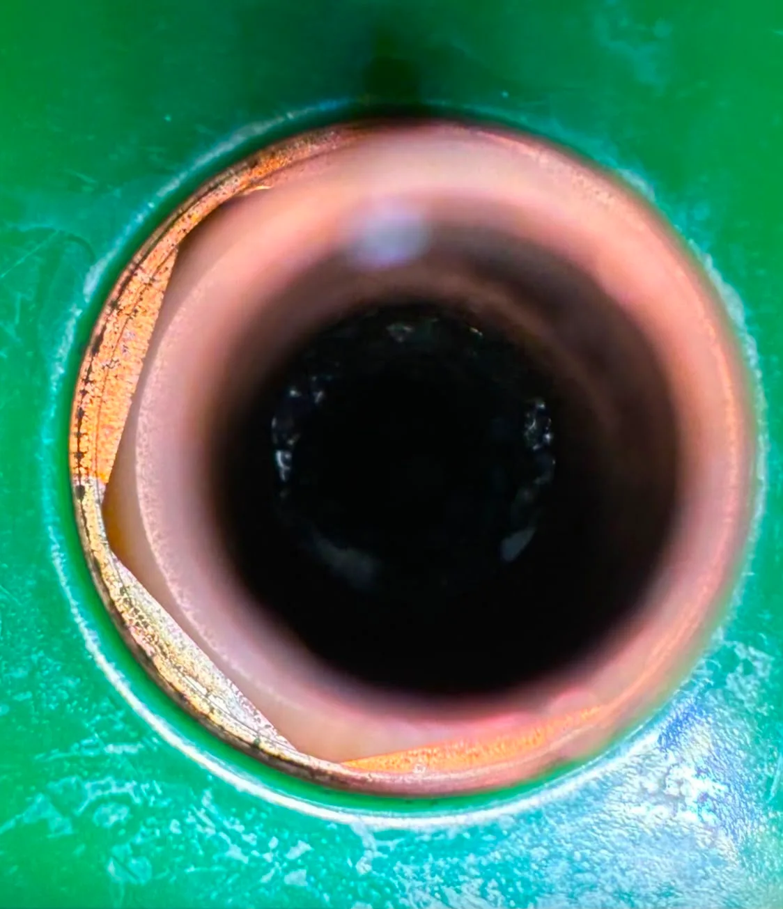 Makroaufnahme eines Kupferanschlusses am Laser-Kuehlkreis mit deutlicher Oxidation