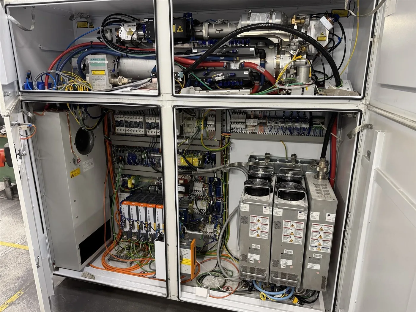 Geoeffneter Schaltschrank einer CO2-Laseranlage mit Versorgungsmodulen