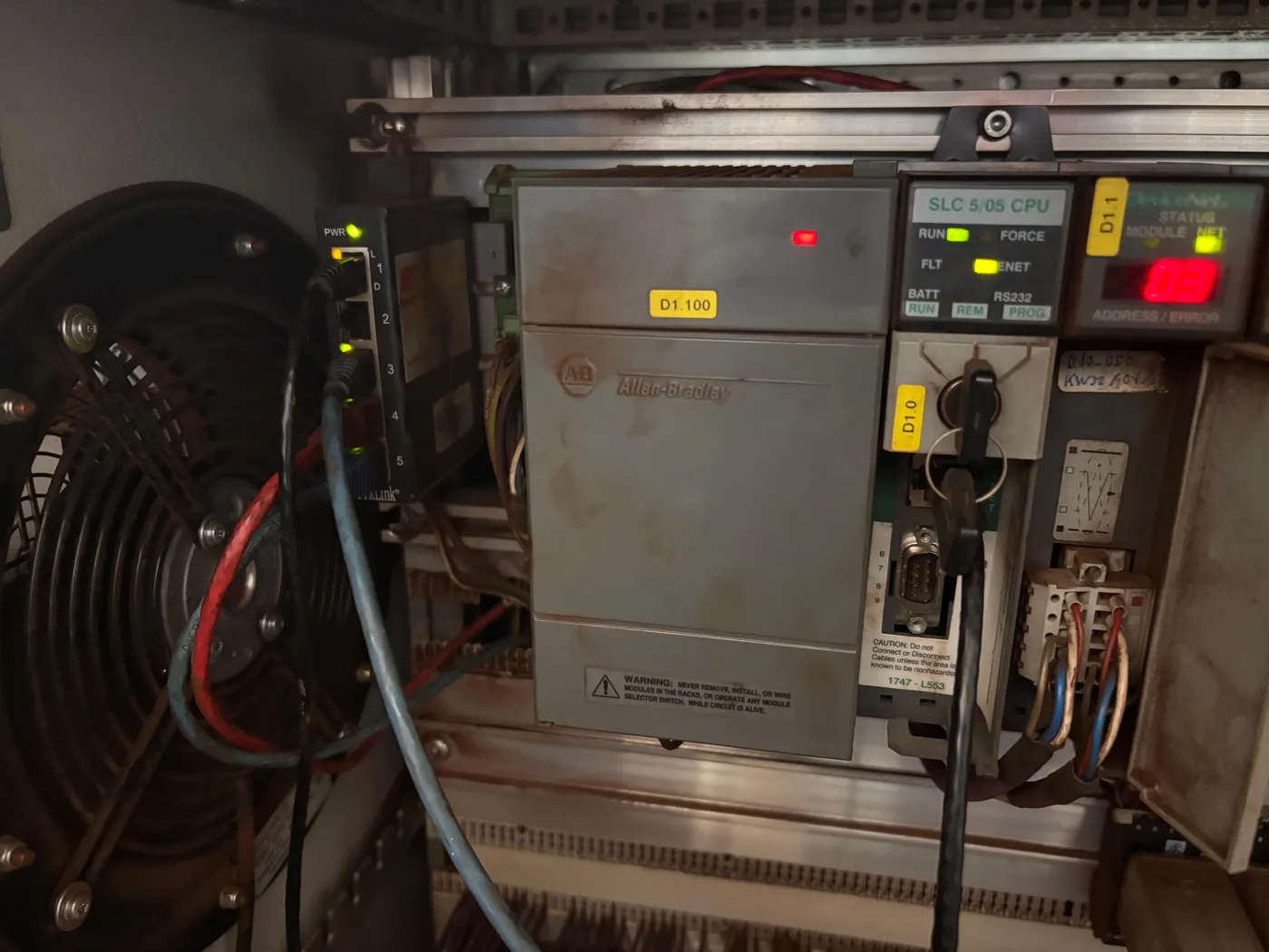 Aeltere SPS-Steuerung im Schaltschrank einer Lasermaschine bei der Diagnose
