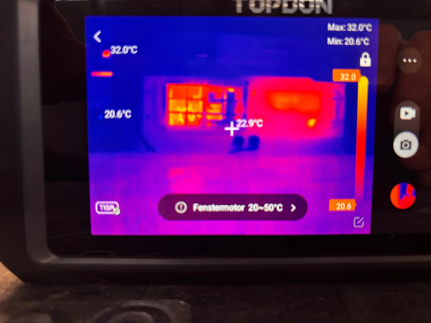 Waermebildaufnahme eines Markierlasers mit deutlich sichtbaren Hotspots waehrend der Fehlersuche