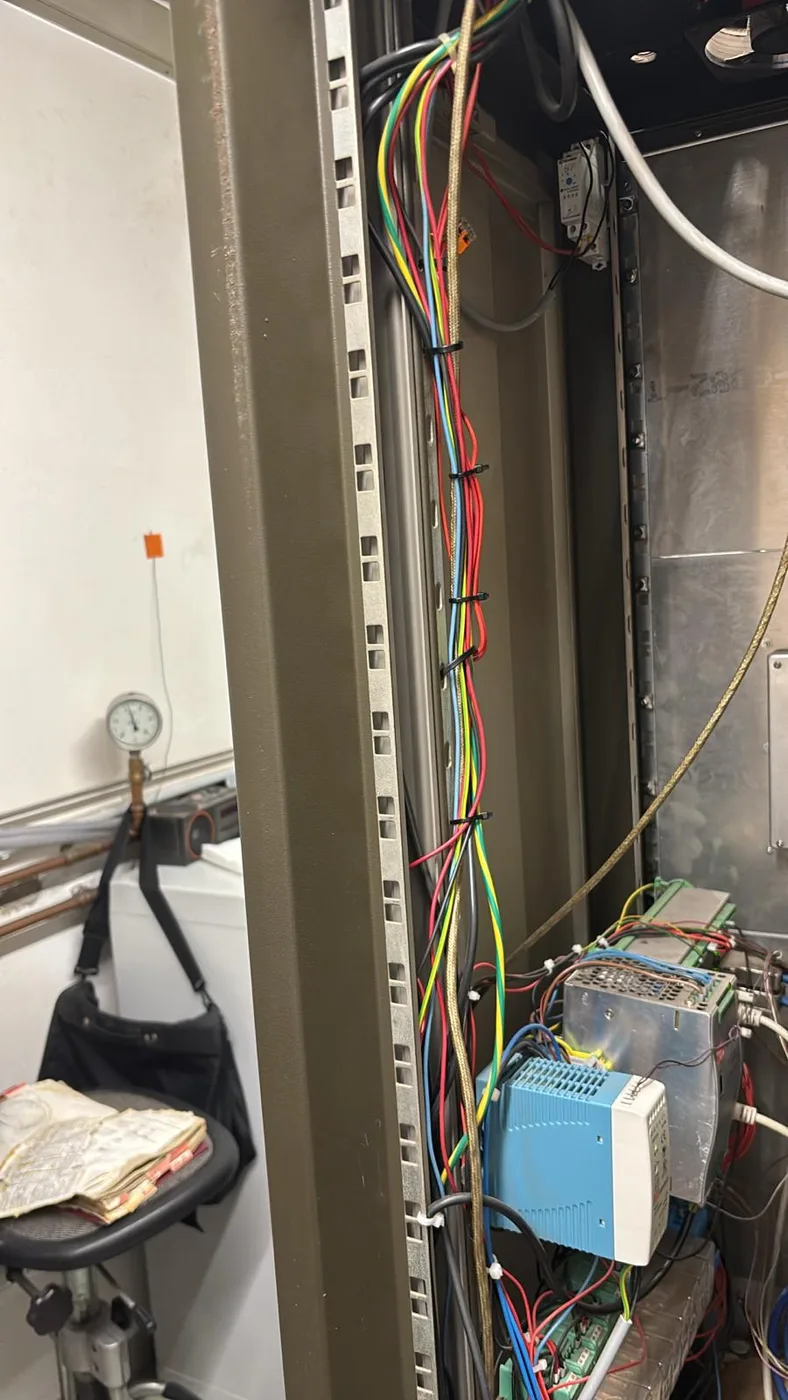 Schaltschrank einer Laseranlage mit sauber gebuendelten und gesicherten Kabeln nach der Wartung