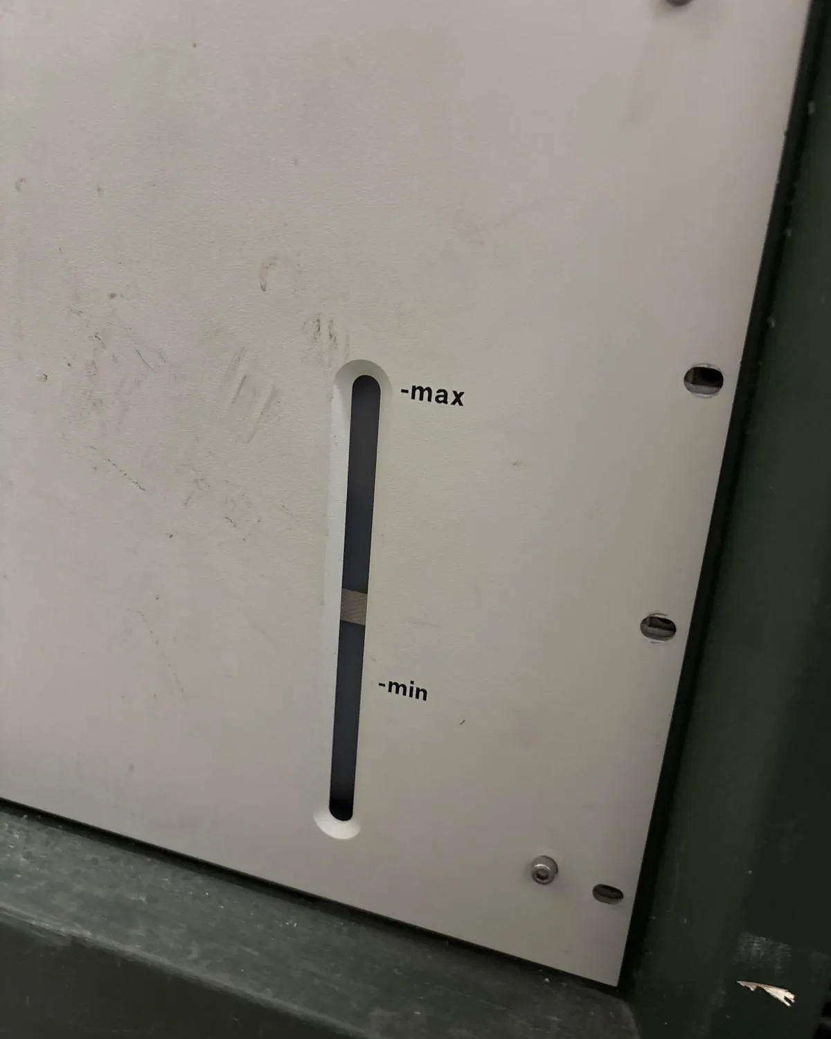 Sichtfenster am Kühlwasserbehälter mit Markierungen für min und max