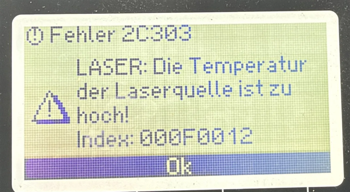 Bildschirmmeldung mit Warndreieck, Text zur zu hohen Temperatur der Laserquelle