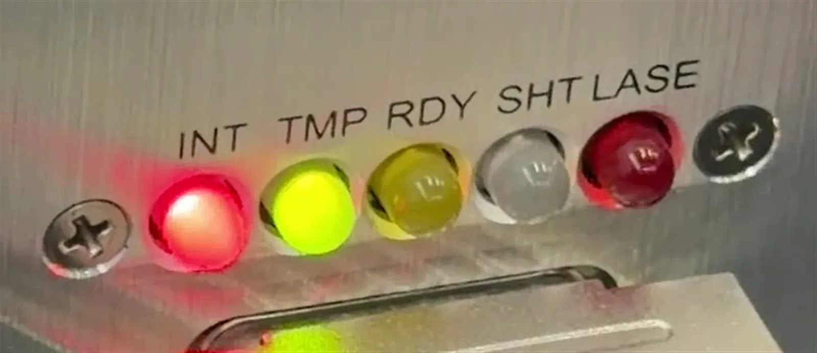 Reihe leuchtender Status-LEDs in Grün, Gelb und Rot