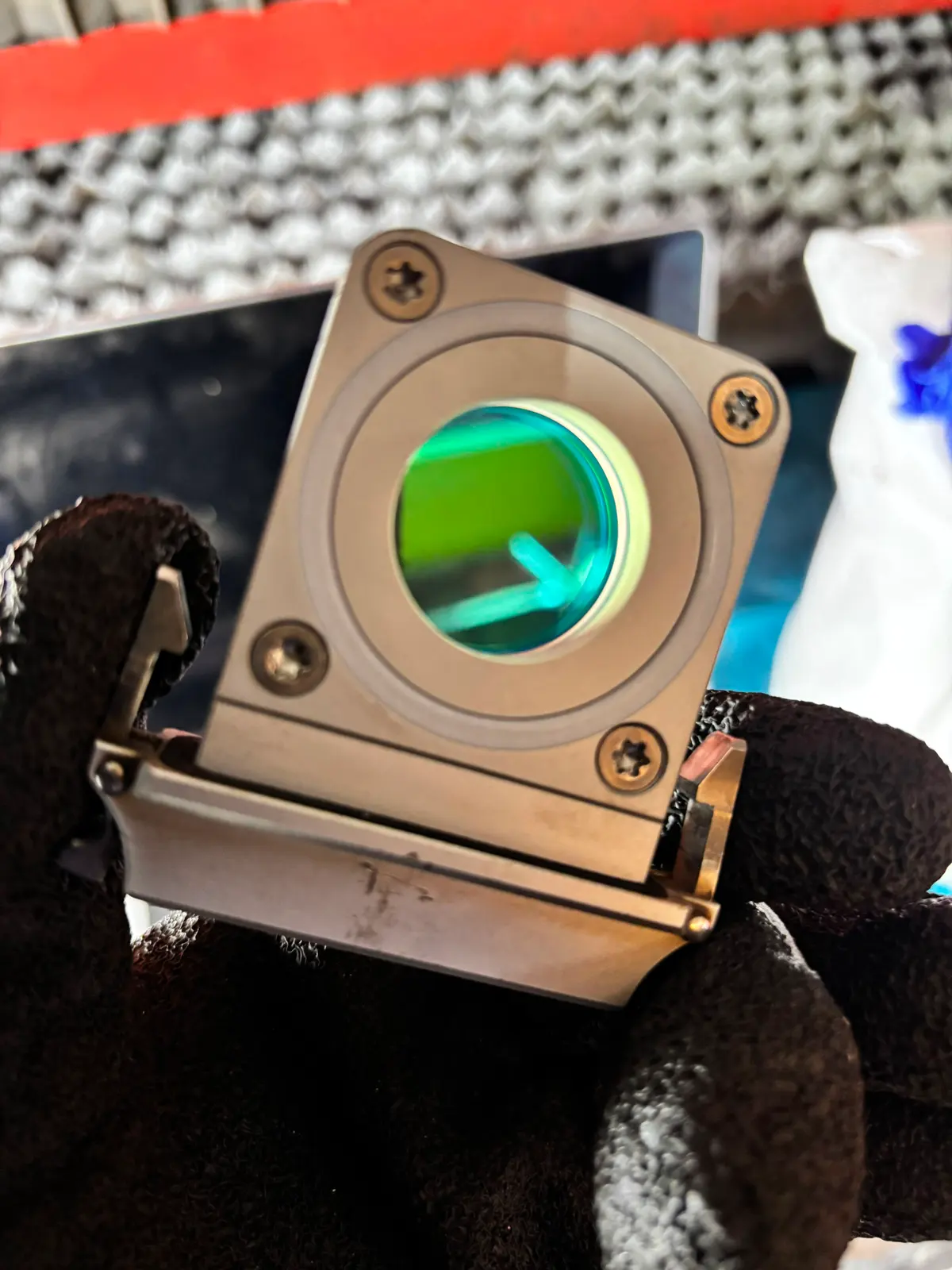 Schutzglas-Kassette aus einem Laser-Schneidkopf, Beschichtung im Streiflicht