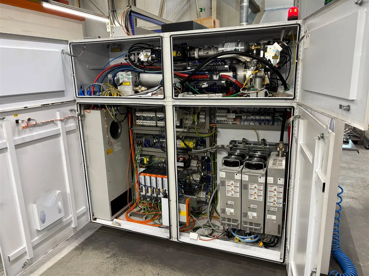 Geoeffneter Schaltschrank einer Lasermaschine mit Antrieben und Schuetzen